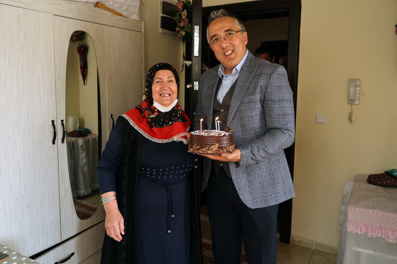 64 yaşındaki Emine teyzeye sürpriz doğum günü