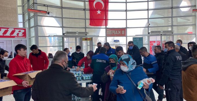 Nevşehir Kızılay’dan yolda mahsur kalanlara yardım!