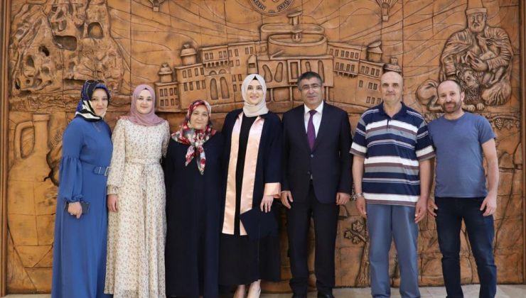 Rektör Aktekin Eğitim Fakültesi’ni Dereceyle Bitiren Öğrenci ve Ailesini Makamında Misafir Etti
