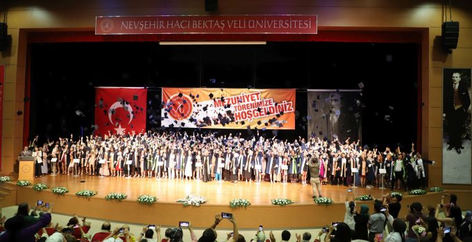 NEVÜ Eğitim Fakültesi 2021–2022 Mezunları Düzenlenen Törenle Diplomalarını Aldı
