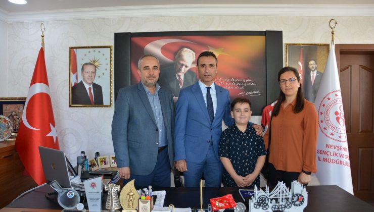 Minik Yusuf, Gençlik ve Spor İl Müdürü Muhsin Özdemir’e teşekkür ziyaretinde bulundu.