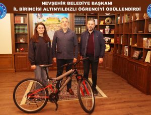 Nevşehir belediyesi İl birincisi Altınyıldızlı öğrenciyi ödüllendirdi