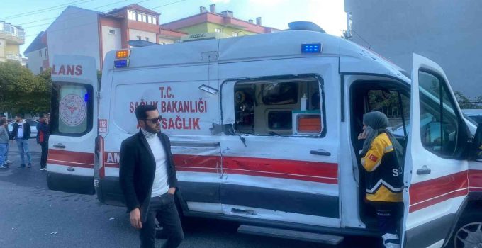 Ambulans ile halk otobüsü çarpıştı: 4 Yaralı