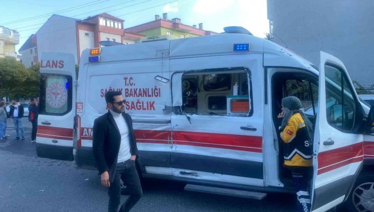 Ambulans ile halk otobüsü çarpıştı: 4 Yaralı