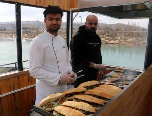 Denize kıyısı olmayan Sivas’ta teknede balık ekmek keyfi yaşanıyor