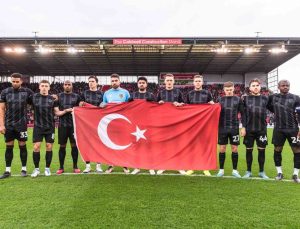 Hull City’den Türk bayraklı saygı duruşu