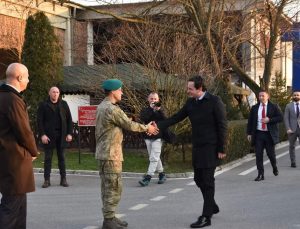 Kosova Başbakanı Kurti, Kosova’daki Türk askerine taziye ziyaretinde bulundu