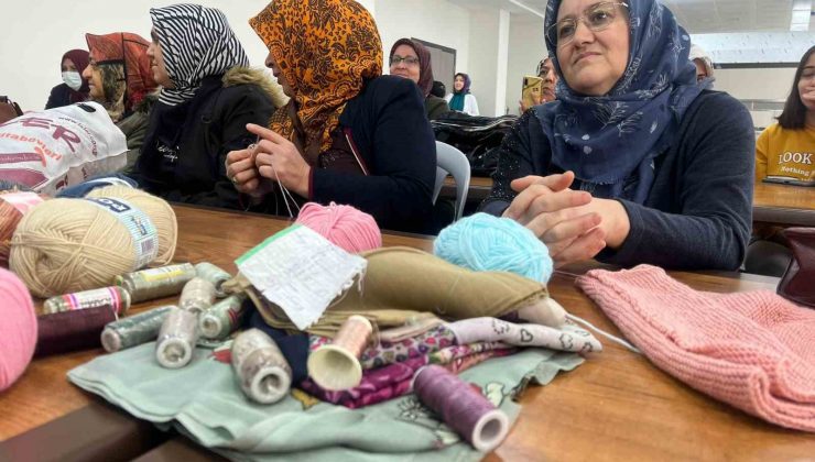 Nevşehir’de depremzede kadınlar örgü örerek stres atıyor
