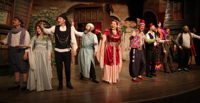 “Kumpanyada Curcuna” Adlı Tiyatro Oyunu Nevşehir’de Sahnelendi