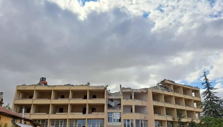 Avanos’ta ekonomik ömrünü dolduran yurt binası yıkılıyor