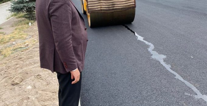 İnönü caddesinde sıcak asfalt serimi gerçekleştiriliyor