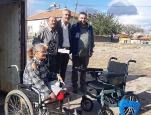 Gurbetçilerin temin ettiği tekerlekli sandalye engelliye ulaştırıldı