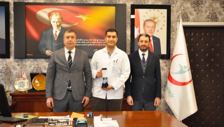 Nevşehir Devlet Hastanesi Acil Tıp Uzmanı Uzm. Dr. Yusuf Yılmaztürk Vefa ve Fedakarlık Ödülü