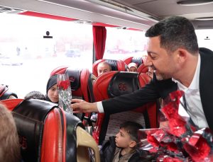 Belediye Başkanı Arı Tatilcileri Ve Sıla-İ Rahim İçin Nevşehir’e Gelenleri Karanfille Karşıladı
