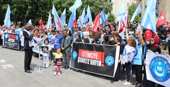 Türk Eğitim Sen; İş Bıraktı Atatürk Anıtı Önünde Tarihi Bir Kalabalıkla Eylem Gerçekleştirdi.