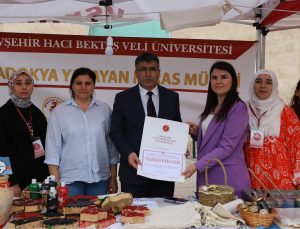 Rektör Aktekin ‘NEVÜ Bilim, Kültür, Sanat ve Spor Şenliği’nde Açılan Stantları Ziyaret Etti