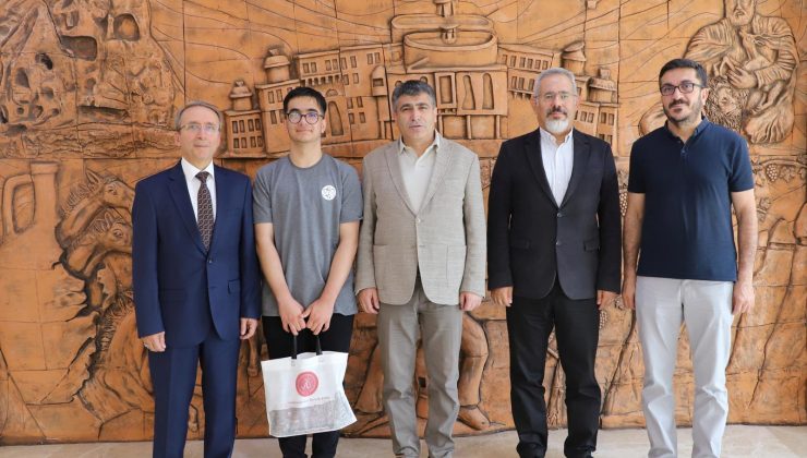 Rektör Aktekin Uluslararası Astronomi Kongresi’ne Tek Türk Öğrenci Olarak Kabul Edilen Sayın’ı Tebrik Etti