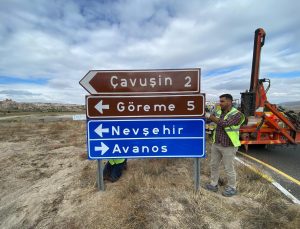 Yapıştırılan etiketlerle okunmaz hale gelen levha yenilendi