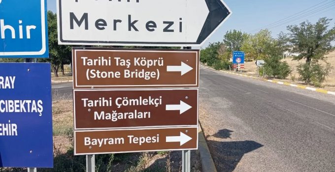 Tarihi ve Kültürel Değerleri Tanıtan Yön Tabelaları İlçe Girişlerine Yerleştirildi