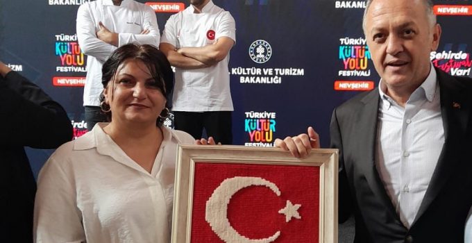 Atölyemizde Dokuduğumuz Türk Bayrağını Hediye Ettik