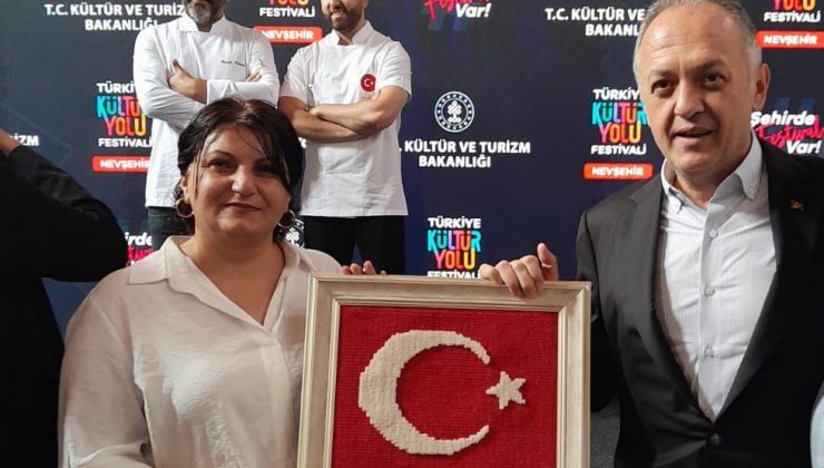 Atölyemizde Dokuduğumuz Türk Bayrağını Hediye Ettik