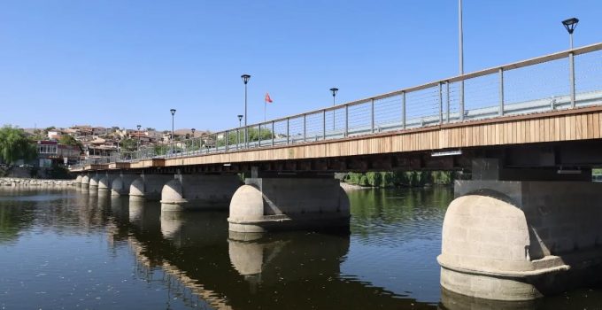 Avanos’ta Tarihi Taşköprü Trafiğe Kapatıldı