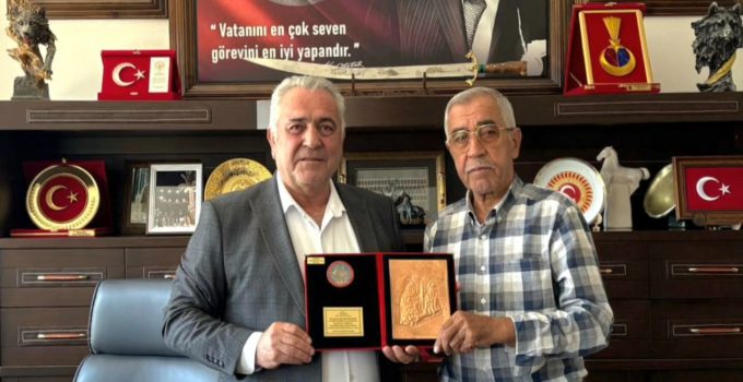Eski Belediye Başkanı Mustafa Mızrak’tan Başkan Eren’e Teşekkür Plaketi
