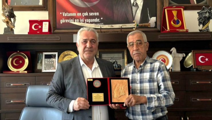 Eski Belediye Başkanı Mustafa Mızrak’tan Başkan Eren’e Teşekkür Plaketi