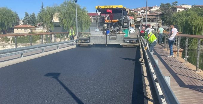 Tarihi Taşköprü’de Konfor Asfaltı Çalışmaları Sürüyor