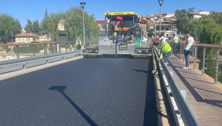 Tarihi Taşköprü’de Konfor Asfaltı Çalışmaları Sürüyor