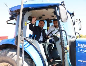 Belediye Başkanı Arı, Kabak Çekirdeği Hasadı Yaptı