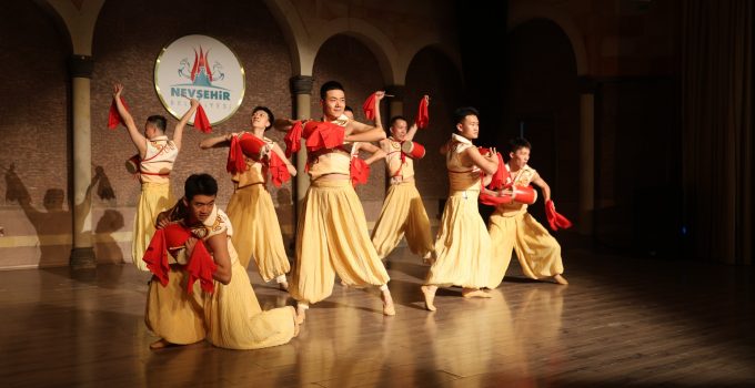 Çin Kültürü Dans Eşliğinde Sanatseverlerle Buluştu