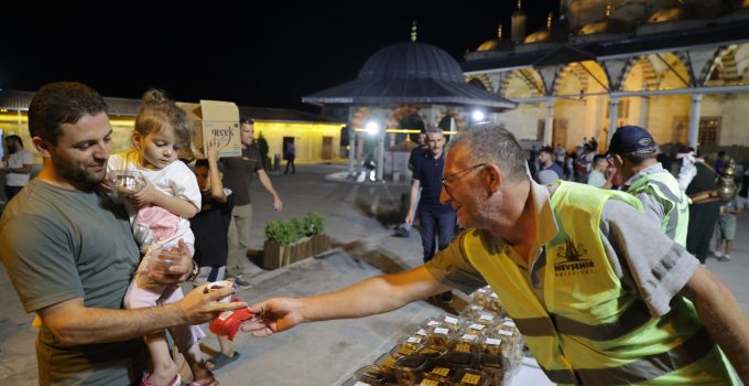 Mevlit Gecesi’nde Kandil Simidi ve Şerbet Dağıtıldı