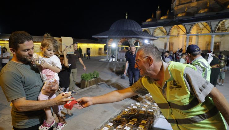 Mevlit Gecesi’nde Kandil Simidi ve Şerbet Dağıtıldı