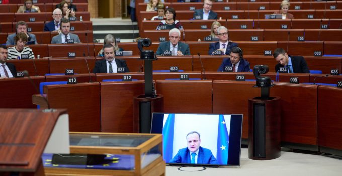 Başkan Arı “Hep Birlikte Ayağa Kalkıp One Minute Demeliyiz”