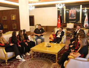 Başkan Rasim Arı, Galatasaray Sutopu Kadın Takımı’nı Ağırladı