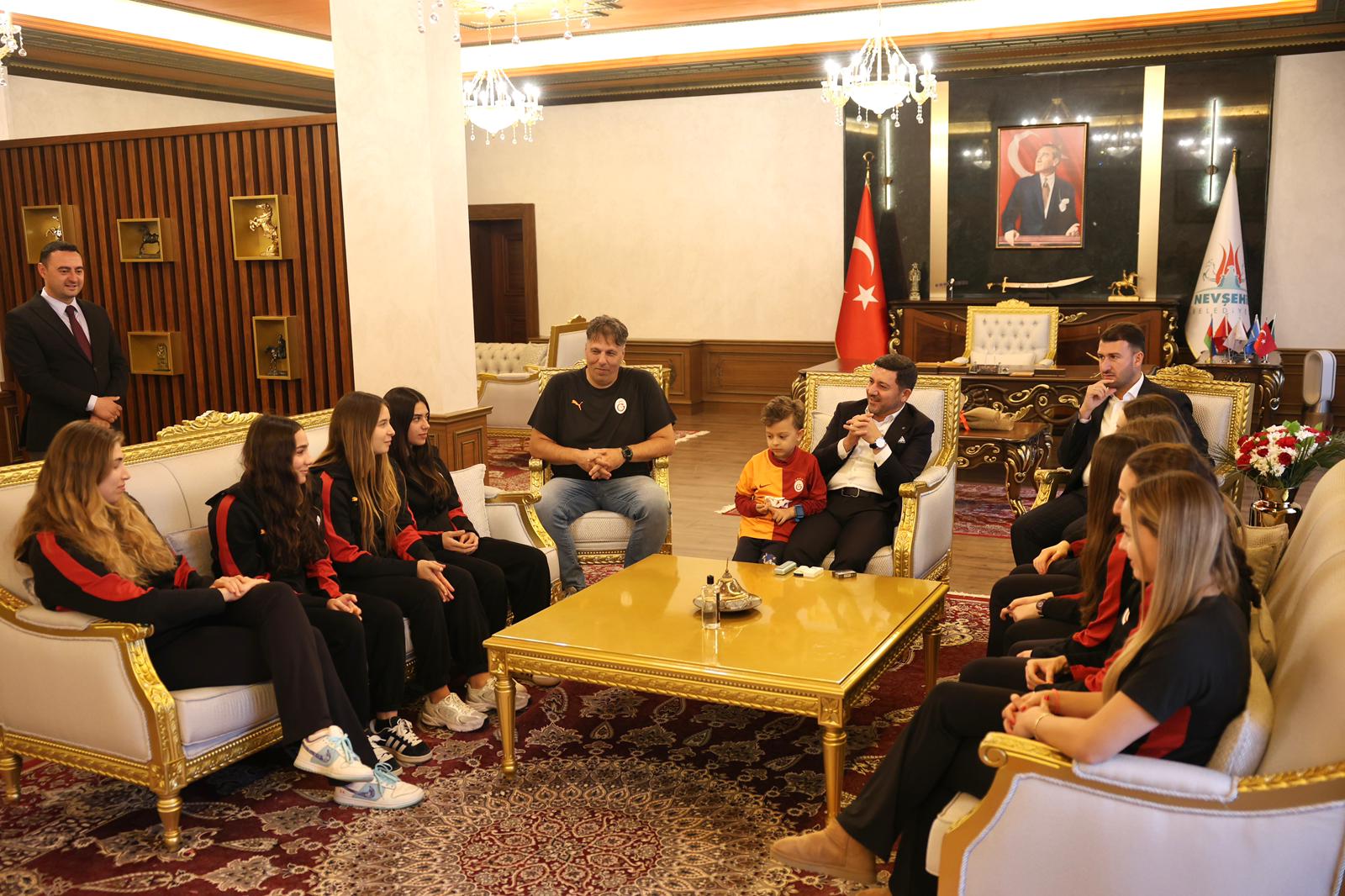 Başkan Rasim Arı, Galatasaray Sutopu Kadın Takımı’nı Ağırladı