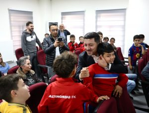 Rasim Arı Başkan’dan Minik Futbolculara Krampon Hediyesi