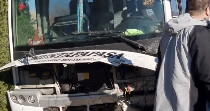 Ürgüp–Mustafapaşa Yolunda Öğrenci Servisi İle Otomobil Çarpıştı: 14 Yaralı