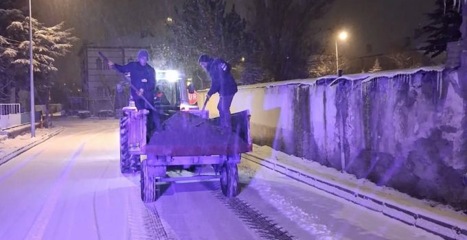Derinkuyu Belediyesi’nden Gece Mesaisi