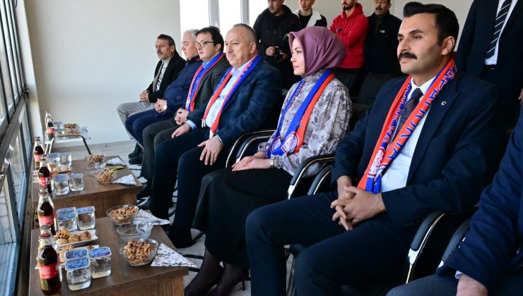 Vali Fidan ve Protokol Maçı Tribünden İzledi