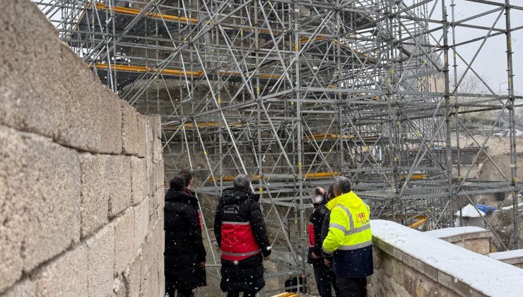 Göreme’de Yıkılma Tehlikesi Bulunan Peribacasında Güçlendirme Çalışması Başladı
