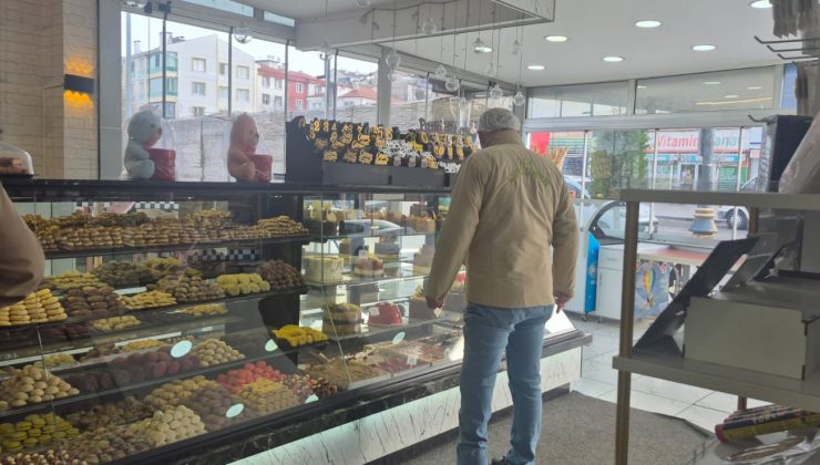 Başkan Arı, Kar Küreme Aracını Sürerek Temizlik Çalışması Yapt