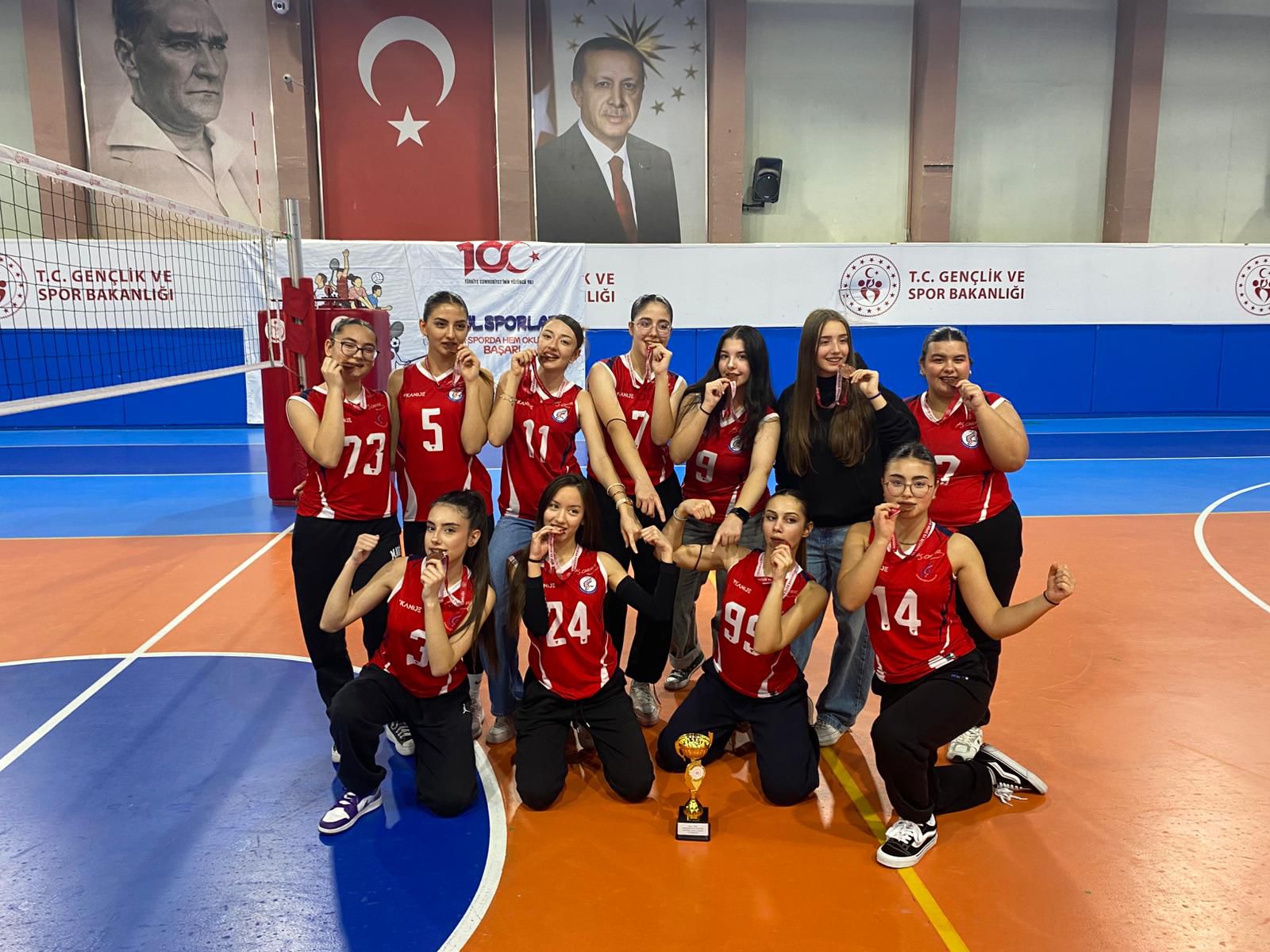Kardelen Genç Kız Voleybol Takımı 3. Oldu