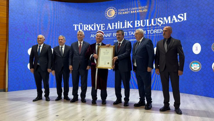 Cumhurbaşkanı Yardımcısı Yılmaz, Ahi Esnaf Beratını Pınarbaşı’na Takdim Etti