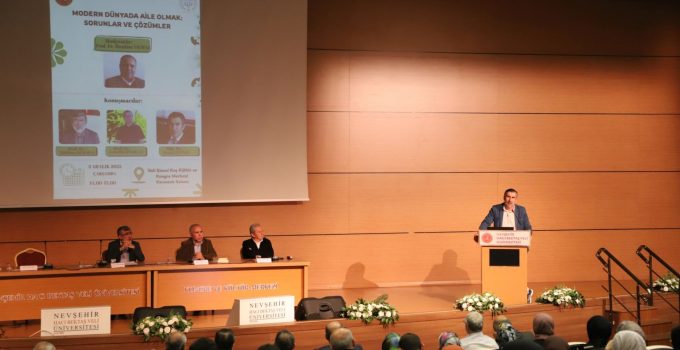 “Modern Dünyada Aile Olmak: Sorunlar ve Çözümler” Paneli Düzenlendi