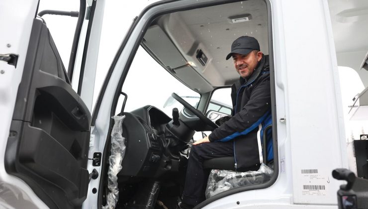 Başkan Arı, Kar Küreme Aracını Sürerek Temizlik Çalışması Yaptı