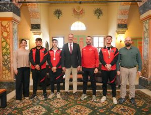 Kickboks Şampiyonlarından Rektör Karasar’a ziyaret