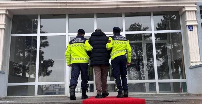 Sahte Kimlikle Yolculuk Yapan Aranan Şahıs Otoyol Denetiminde Yakalandı