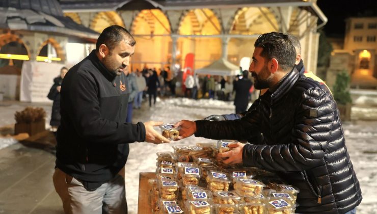 Miraç Gecesi’nde Kandil Simidi ve Şerbet Dağıtıldı